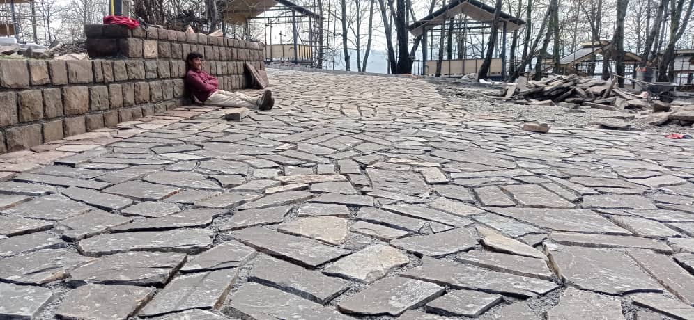 اجرای محوطه سازی با تخته سنگ = تولید سنگ لاشه طبیعی 