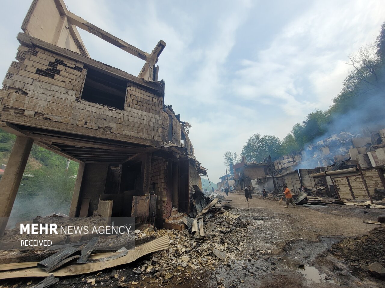 تصاویر | آتش بیش از ۱۰۰ ساختمان را در امام زاده ابراهیم شفت از بین برد