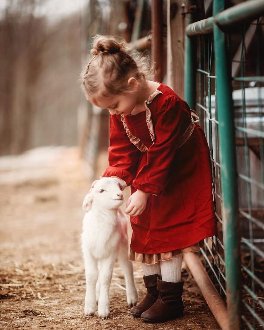 2021-5-children-animals-photography-andrea-martin23-638bb497c669e381fe496fd6_0qbv.jpeg