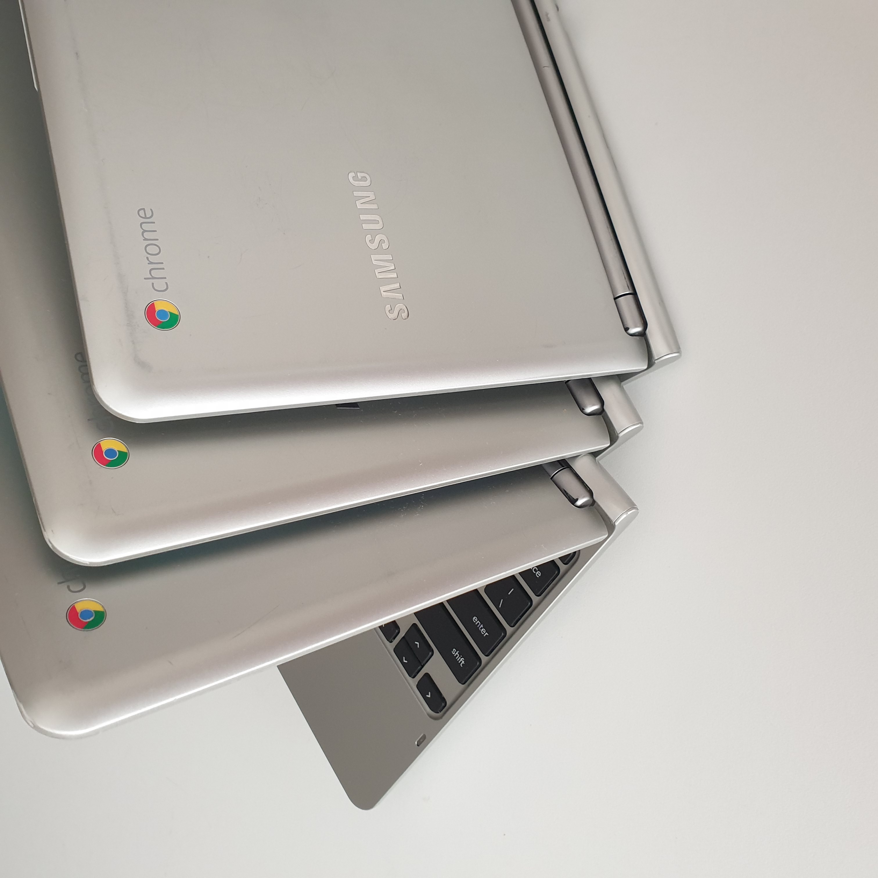 chromrbook sumsung کروم بوک سامسونگ نقره ای