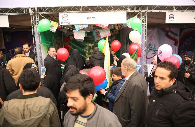 حضور بیمه البرز در راهپیمایی ۲۲ بهمن با ارائه خدمات فرهنگی به شهروندان