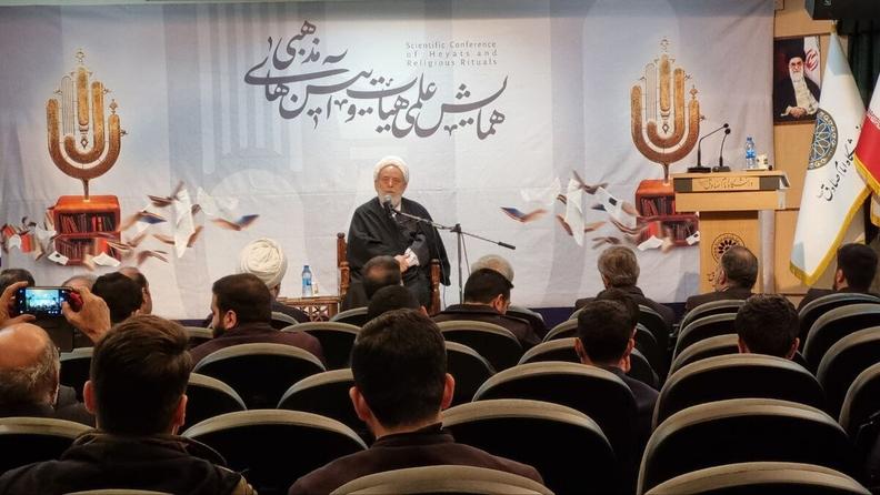حجت‌الاسلام و المسلمین انصاریان گفت: هیئت‌ها باید علمی شود و نباید مداح محور باشد. من با مداحی مشکل ندارم و این‌ها در جلسات محرم و رمضان ۱۳-۱۴ میلیون نفر را از گناه دور می‌کنند، اما باید مدیر جلسه تشویق شود که جلسه علم محور شود و عالمی را دعوت کنند تا نیم ساعت سخنرانی کند.