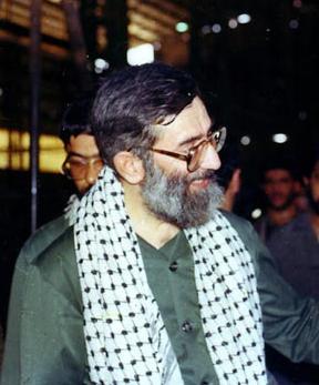 سید علی خامنه ای- لباس سپاهی و چفیه