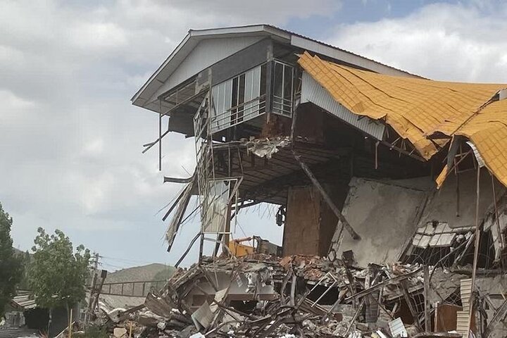 تخریب رستوران فاقد مجوز قانونی در حریم بزرگراه منطقه «نمرود»
