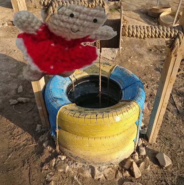 عروسک بافتنی- چاه آب باغ