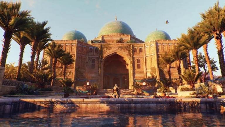 باسم Assassin's Creed Mirage جلوی عمارت دوره خلافت عباسی