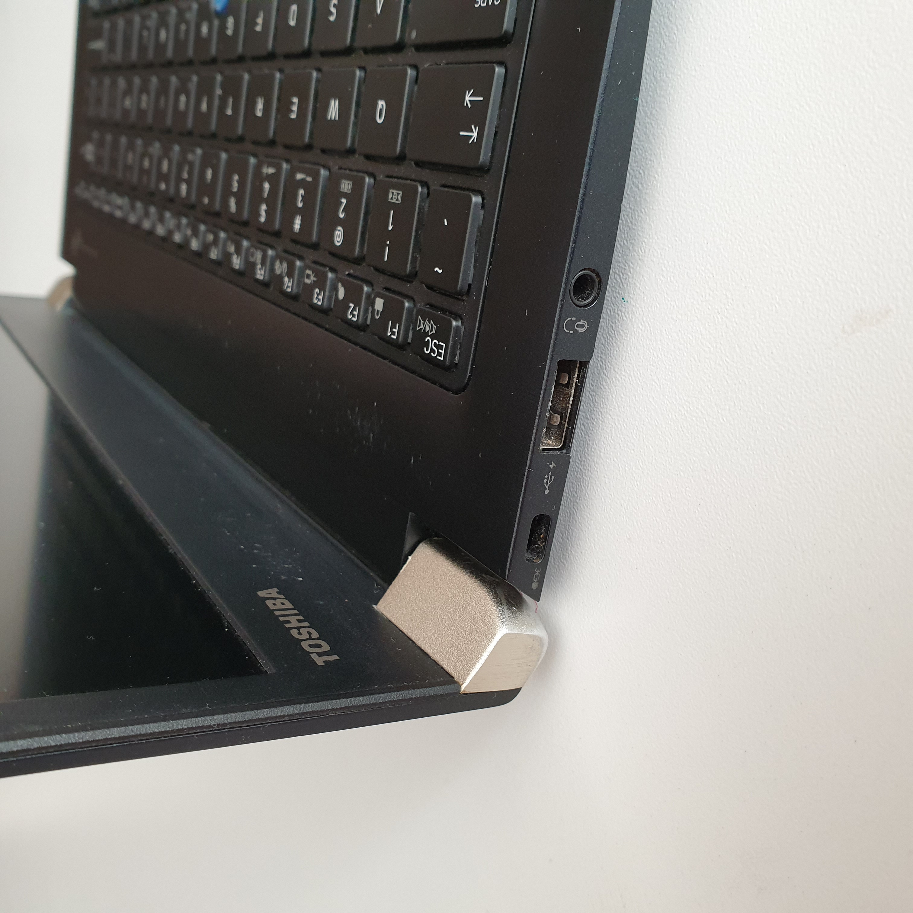 لپتاپ Toshiba X30 ژاپنی فوق باریک و بسیار سبکDDR4 «Toshiba Portege X30» «Toshiba Tecra X40»