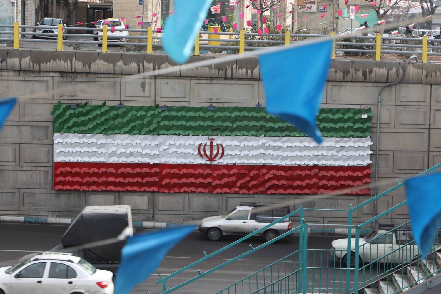 رونمایی از پرچم ۱۵ متری ایران مزین به ۶۰۰ پروانه یاد شهدا