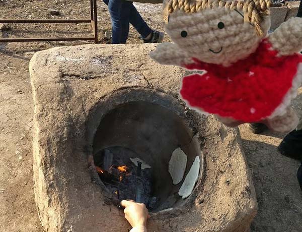عروسک بافتنی- تنور نانوایی در باغ
