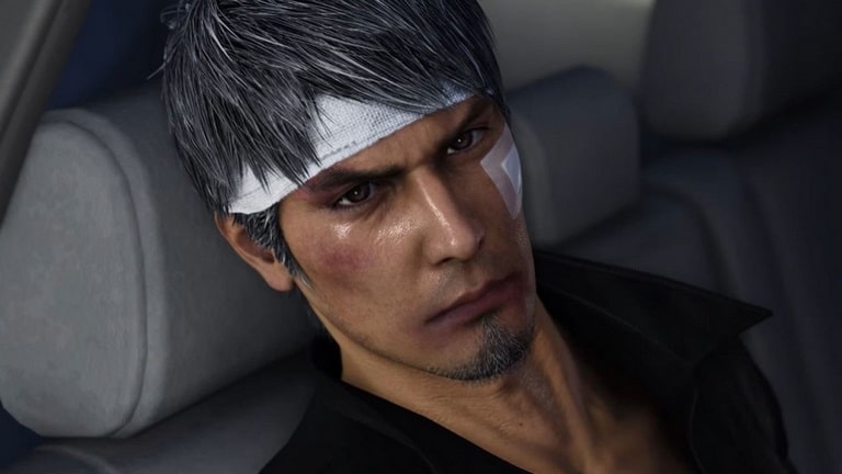 کازوما کیریو با صورت زخمی و موهای رنگ کرده سوار ماشین یاکوزا 8 بررسی بازی Like a Dragon: Infinite Wealth
