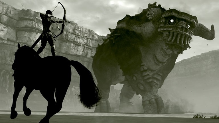بازی Shadow of the Colossus واندر سوار بر اسب در حال مبارزه با غول سنگی با تیر و کمان