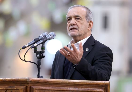 راه برون‌رفت از مشکلات، همراهی واقعی با مردم است