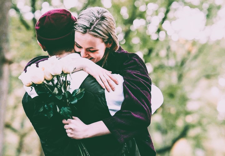 بوسیدن دست همسر