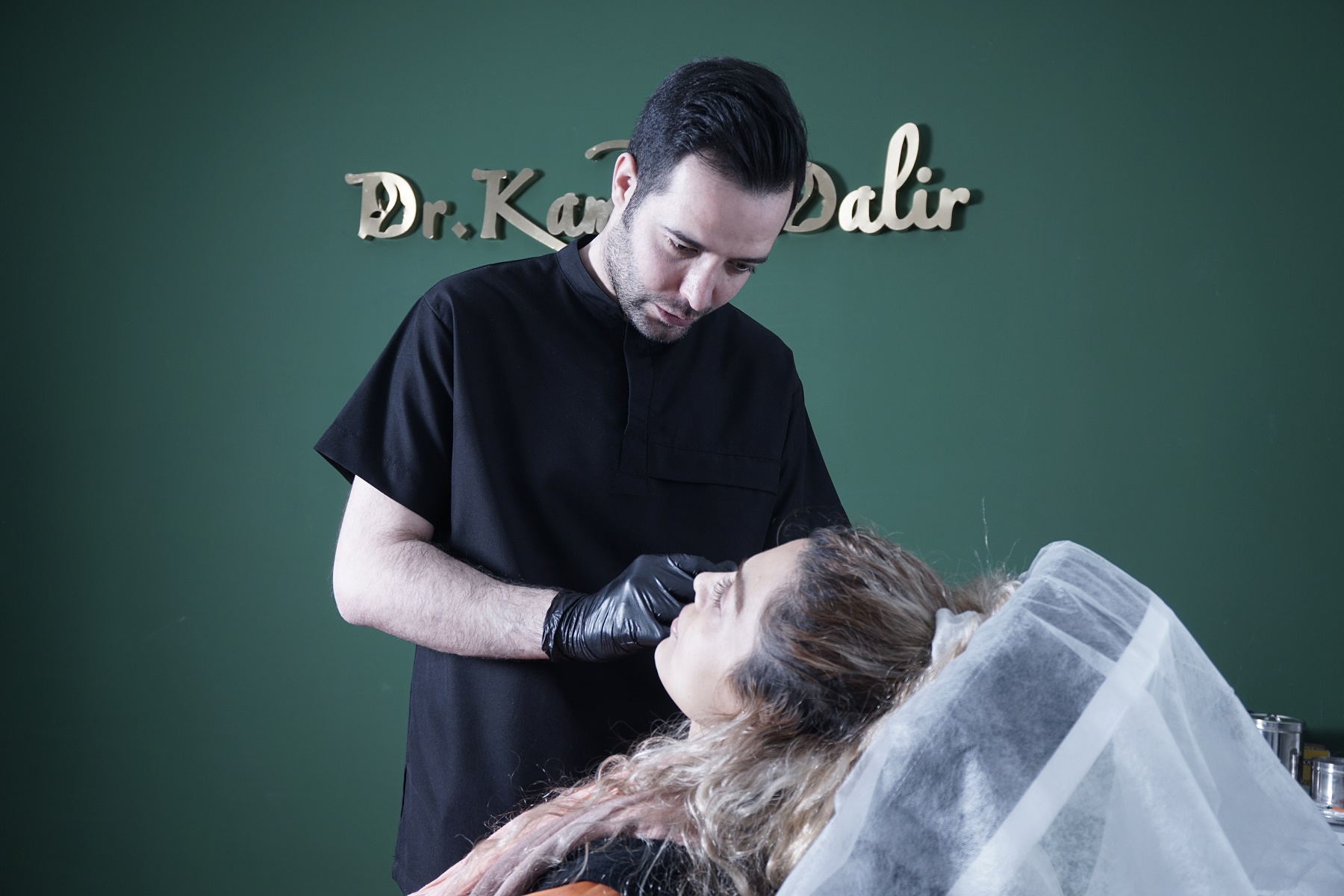 مشاوره رایگان کاشت مو با روش Sapphire توسط دکتر دلیر