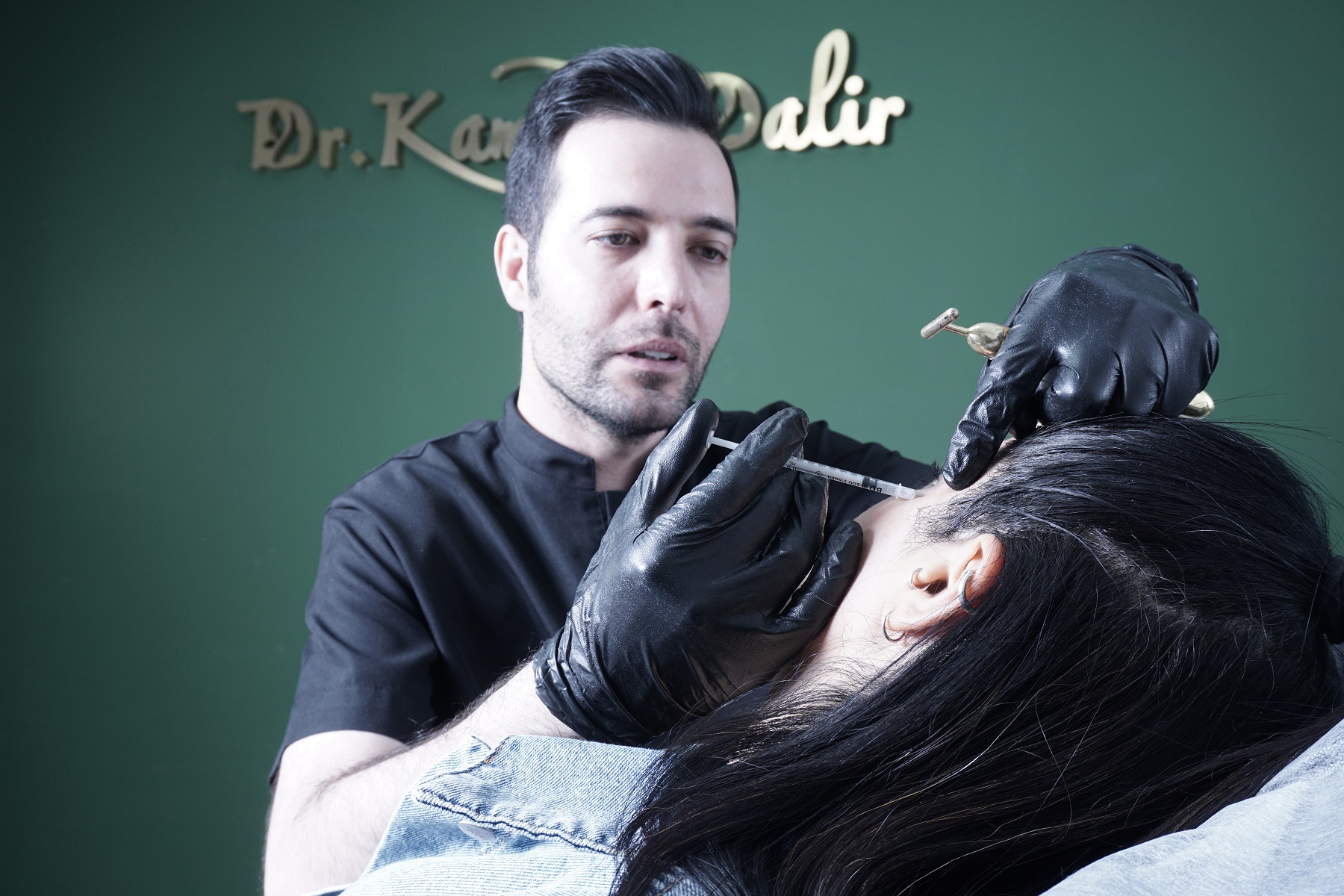 مشاوره رایگان کاشت مو با روش میکرونیدل توسط دکتر دلیر