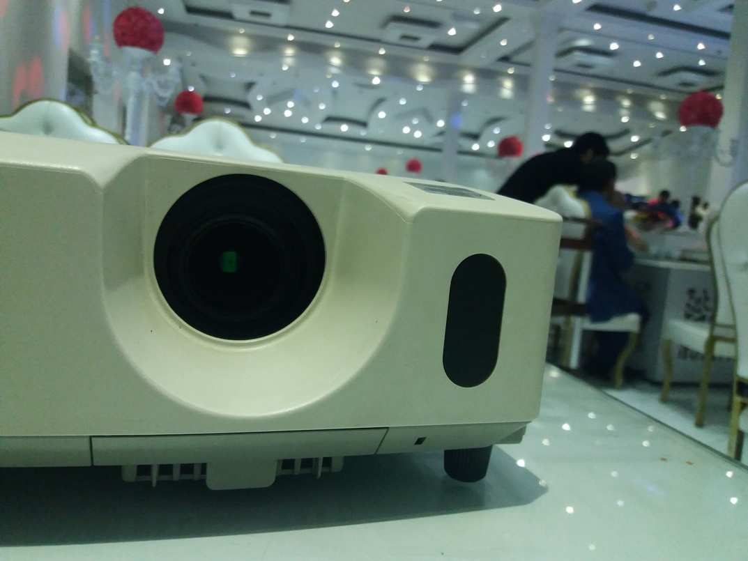 نمایش کلیپ عروسی با ویدیو پروژکتور